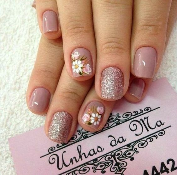 diseño de uñas con flores