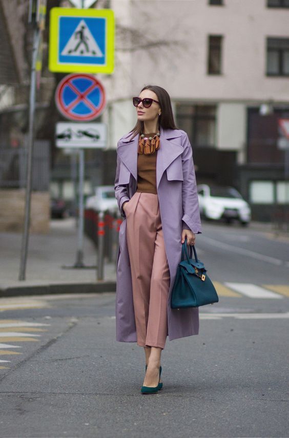outfit con ropa violeta 