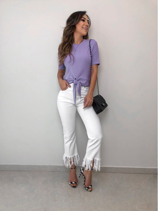 outfit con ropa violeta 