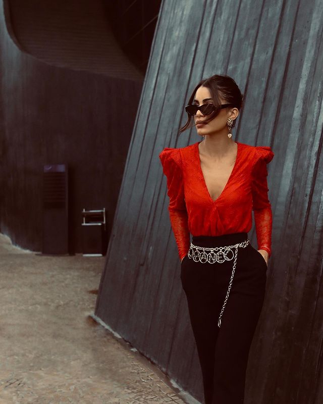 outfit rojo y negro mujer