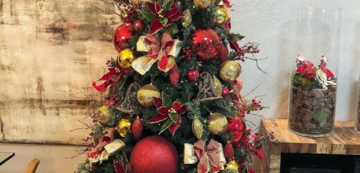 Decoración para Navidad en color rojo: Arboles, guirnaldas, coronas y más
