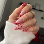 Uñas con corazones: La manicura para San Valentín 2025-2026