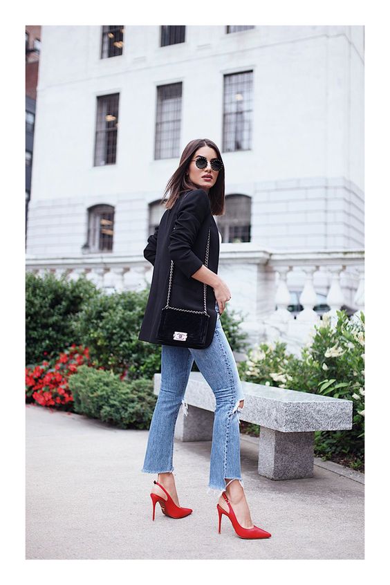 outfit con blazer negro y jeans mujer
