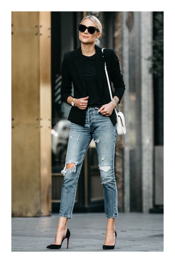 outfit con blazer negro y jeans mujer