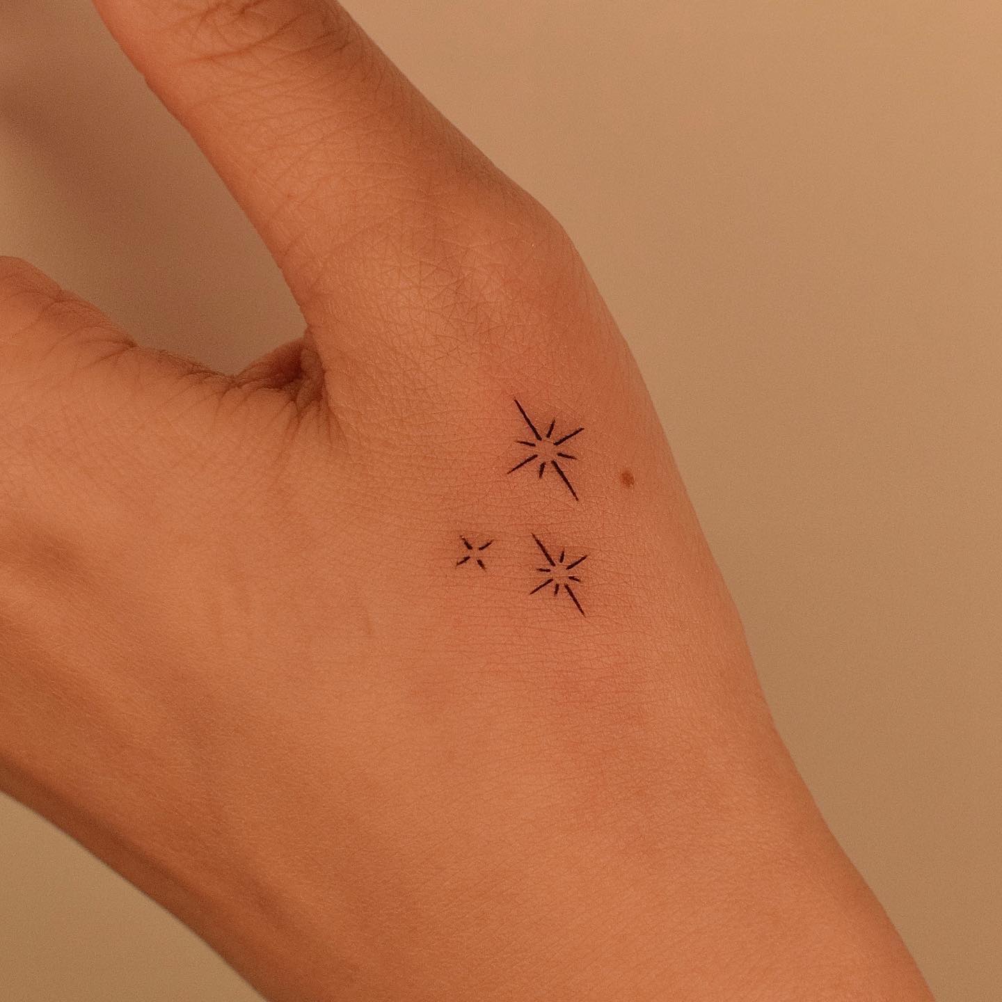 tatuajes pequeños en la mano