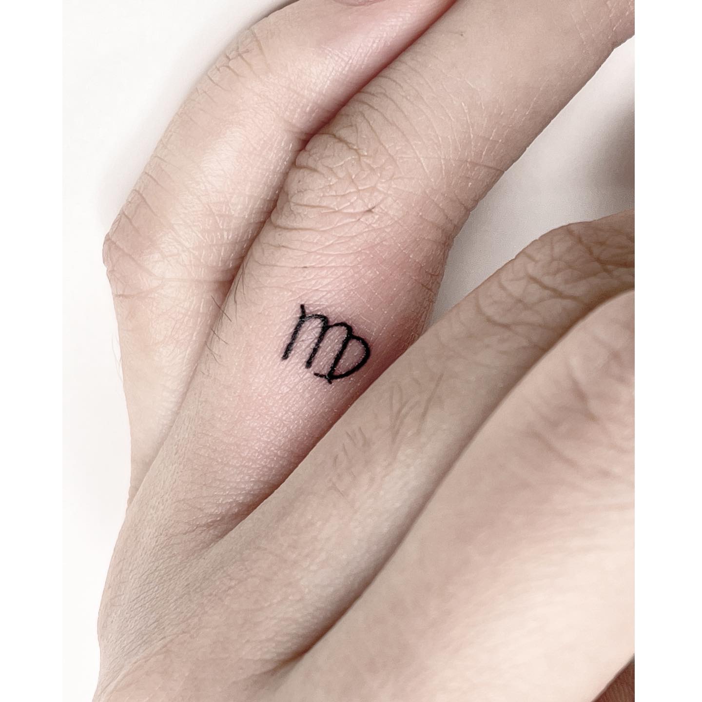 tatuajes pequeños en la mano
