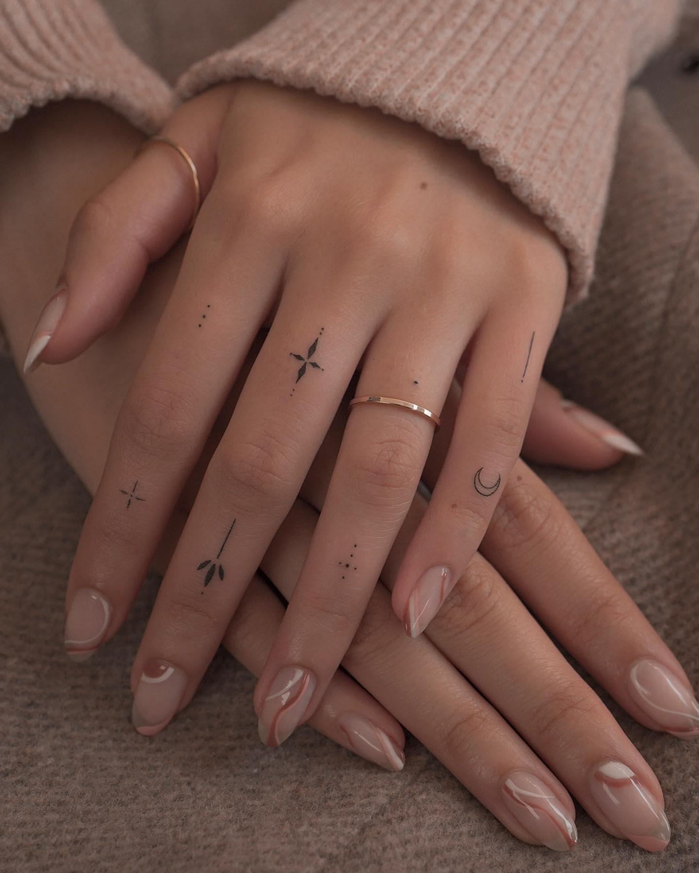 tatuajes pequeños en la mano