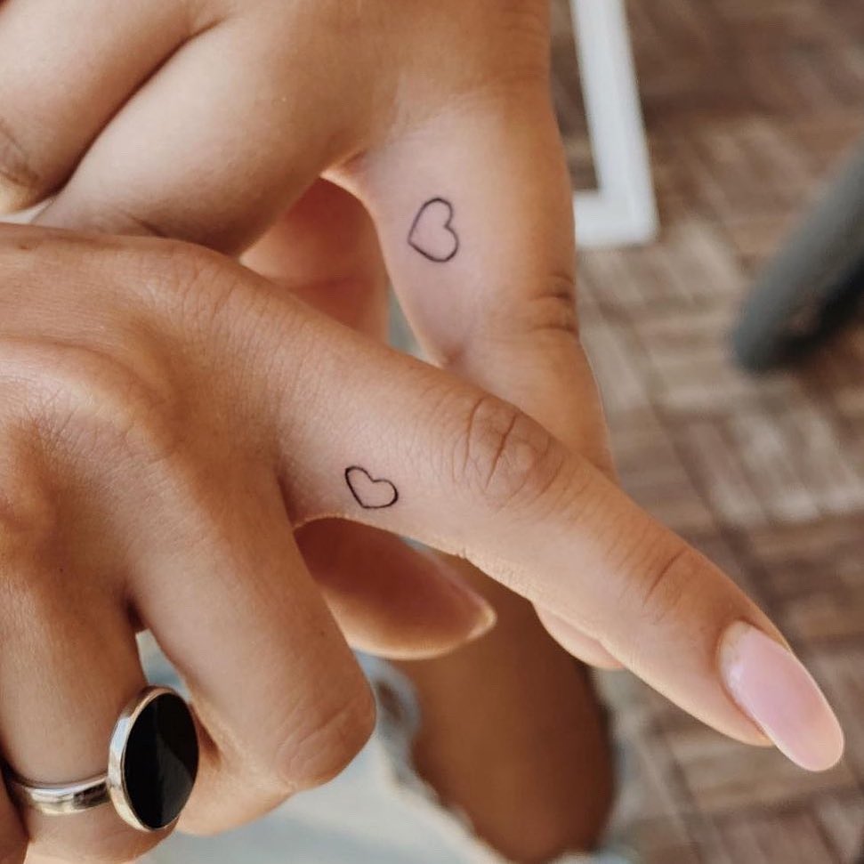 tatuajes pequeños en la mano