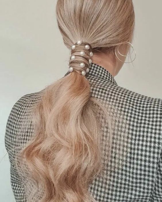 25 peinados con perlas para el cabello que querrás probar
