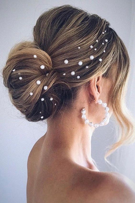 perlas para el cabello sobre recogidos elegantes