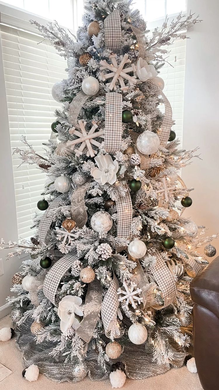 árbol de navidad blanco y dorado