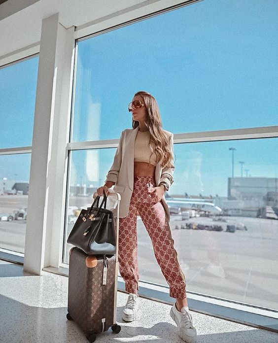 outfit para aeropuerto mujer