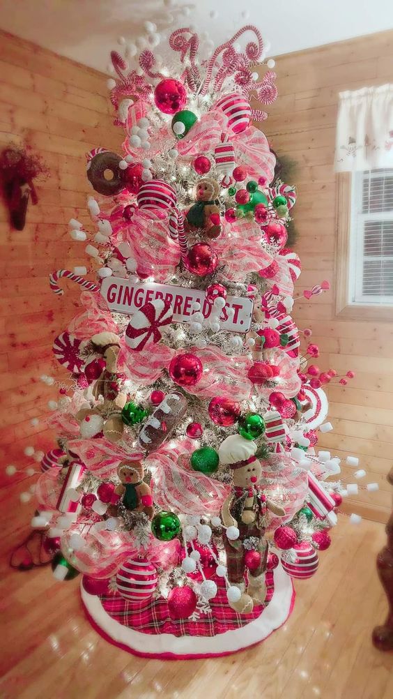 árbol de navidad con esferas rosas