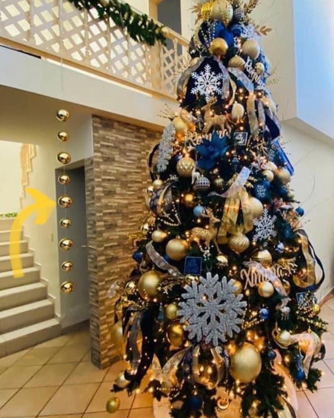 árbol de navidad negro con dorado
