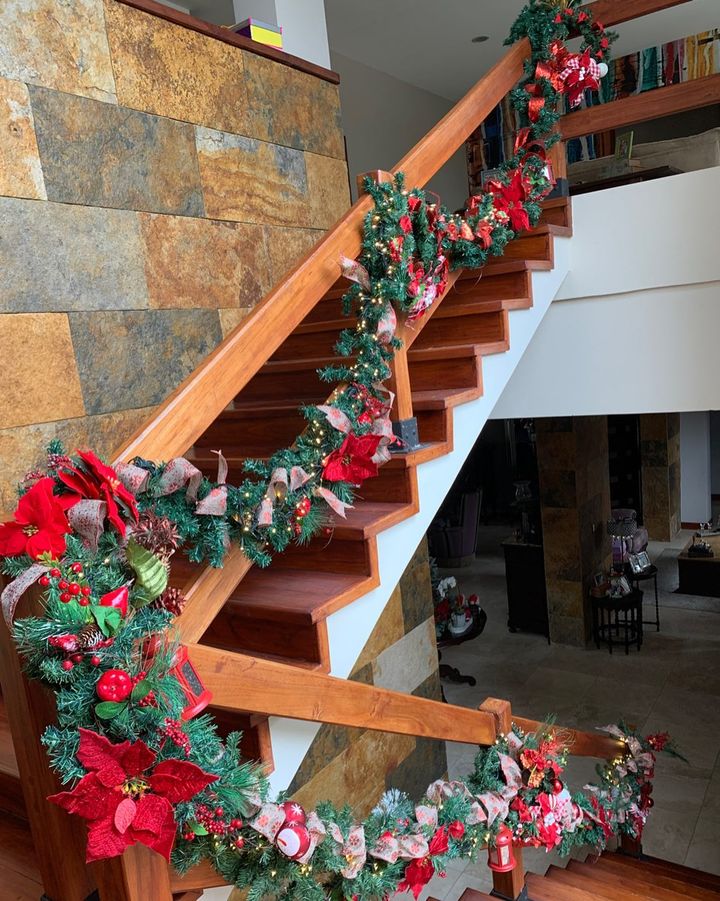decoracion escaleras en navidad