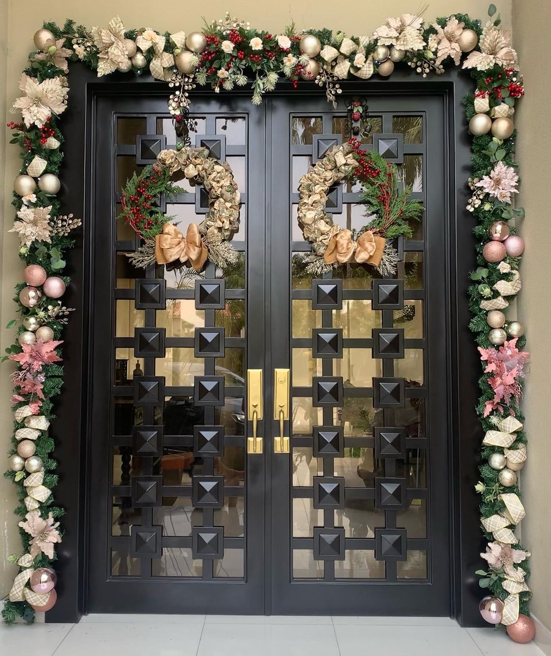 decoración navideña para puertas de entrada con cintas