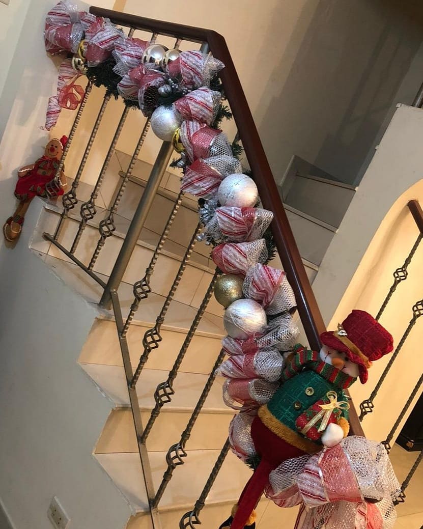 escaleras navideñas con muñecos