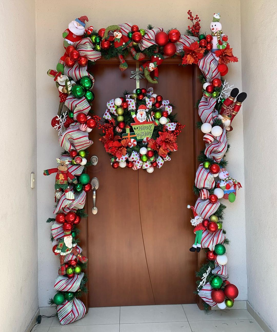 Delincuente Expectativa Compañero Como decorar la puerta en navidad 2022 | 21 Ideas para inspirarte