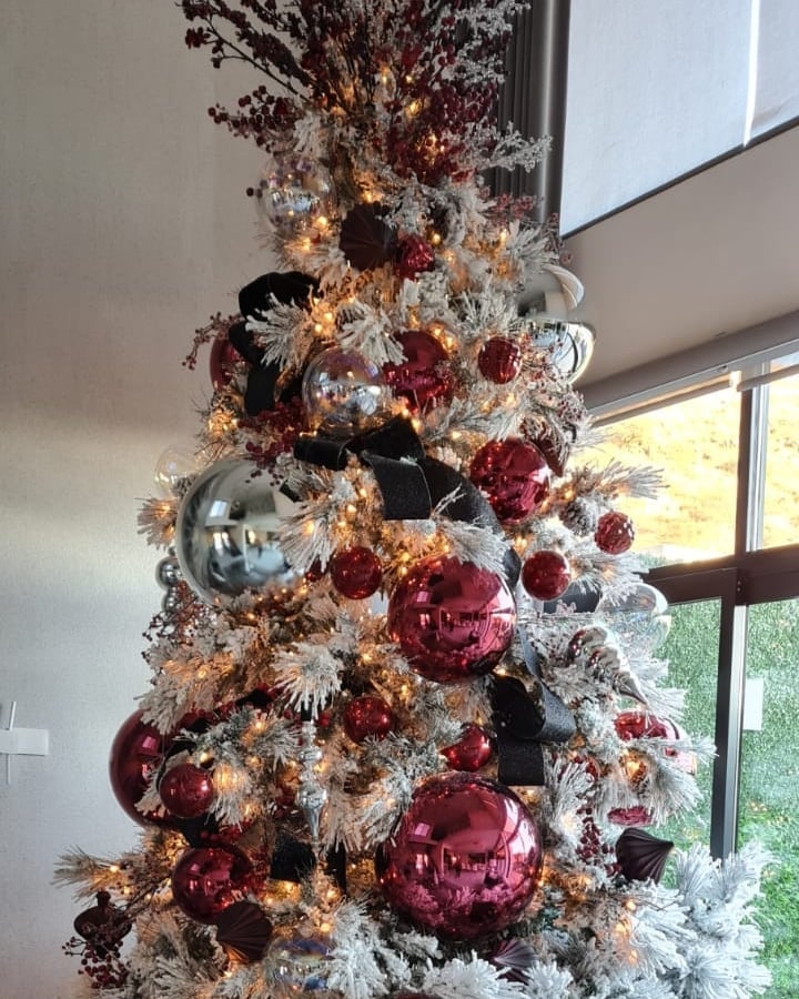 pino de navidad negro decorado