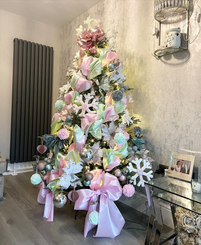 30 Ideas Para Decorar Un árbol De Navidad Rosa 2022