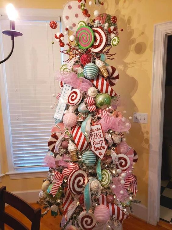 pinos de navidad decorados con paletas navideñas