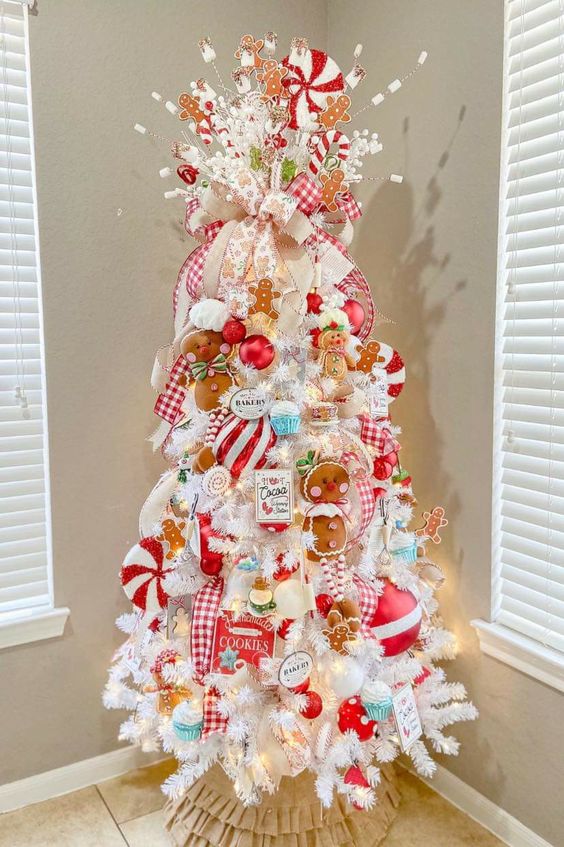 pinos de navidad decorados con paletas navideñas