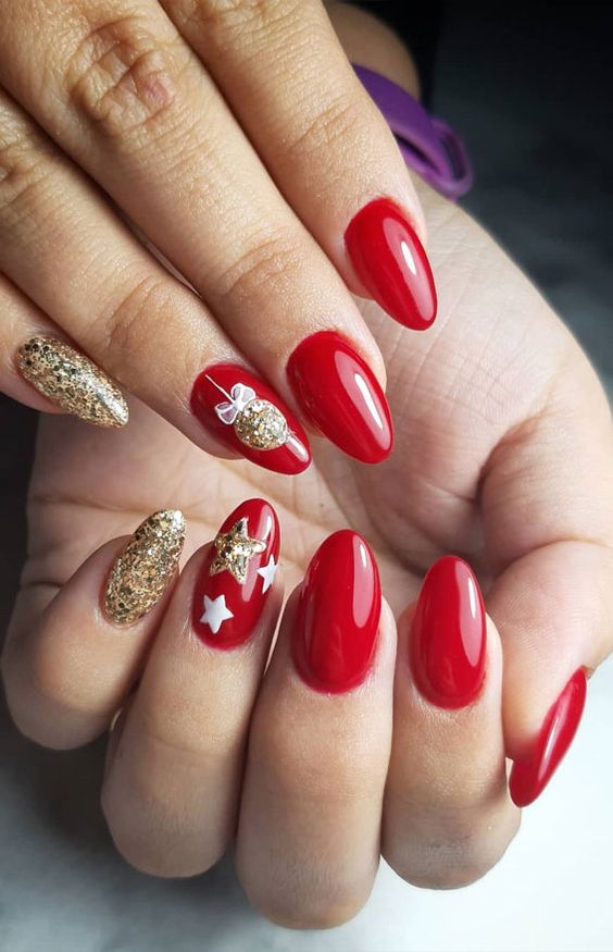 uñas rojas con esferas