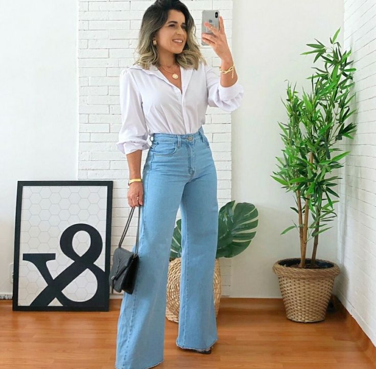 Outfit de oficina con jeans de campana