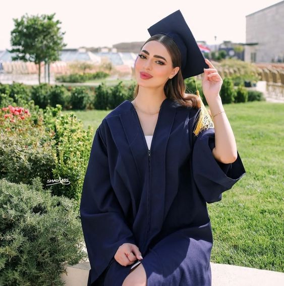 maquillaje para graduación con toga