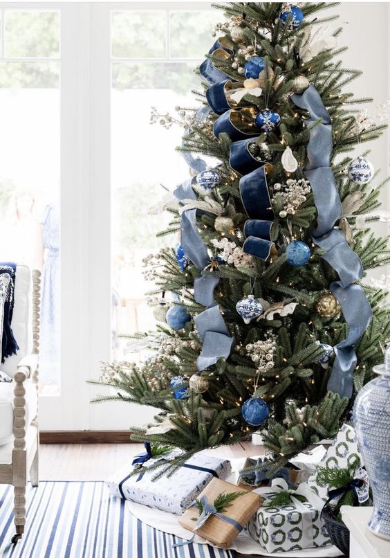 Árbol de navidad azul y dorado