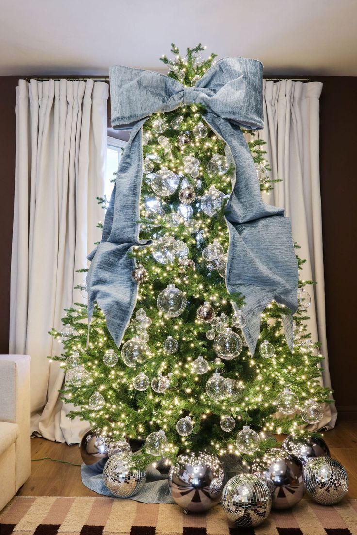 Árbol de navidad con moño grande