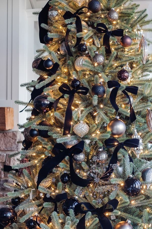 Árbol de navidad decorado con lazos