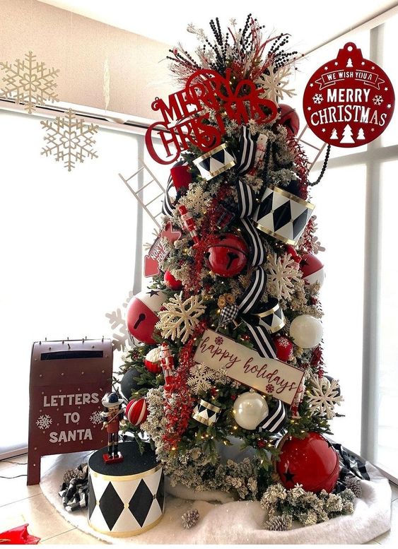 Árbol de navidad negro y rojo decorado