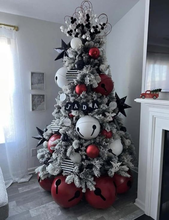 Árbol de navidad negro y rojo decorado