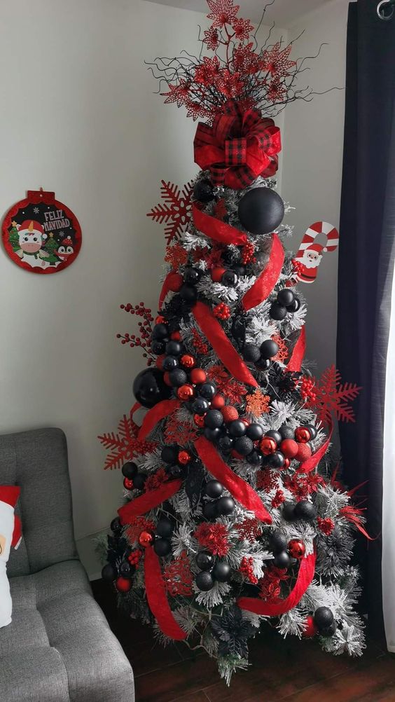 Árbol de navidad negro y rojo decorado