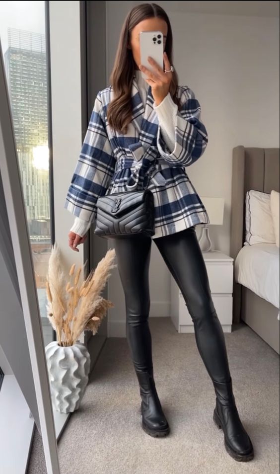 Outfit con leggins de cuero y botas